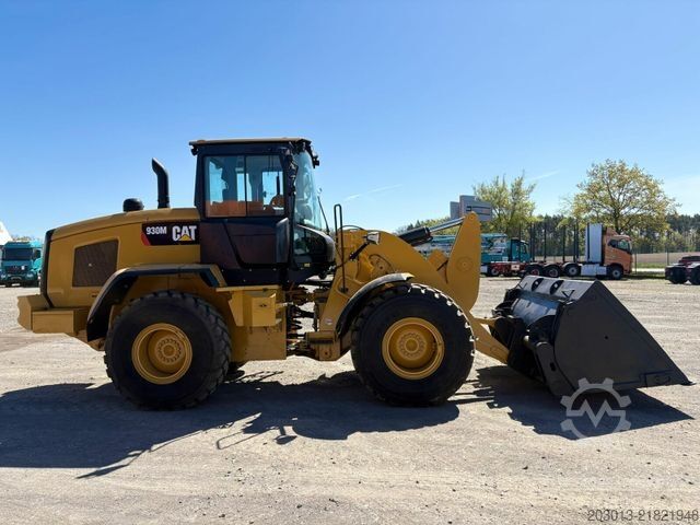 Riteņu iekrāvējs CATERPILLAR 930M Radlader mit Schaufel 2.090 BTH