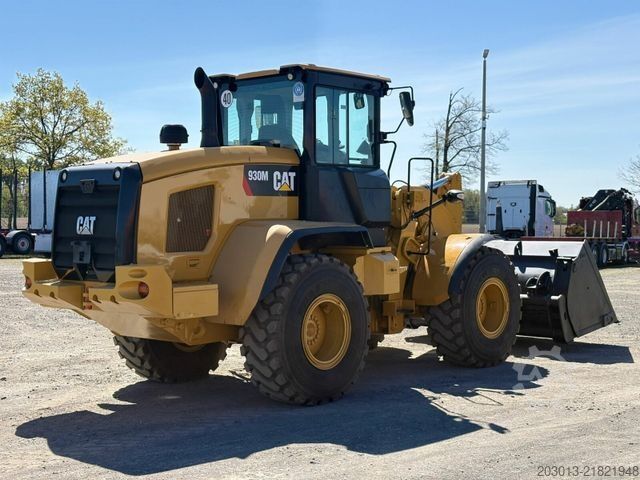 Riteņu iekrāvējs CATERPILLAR 930M Radlader mit Schaufel 2.090 BTH