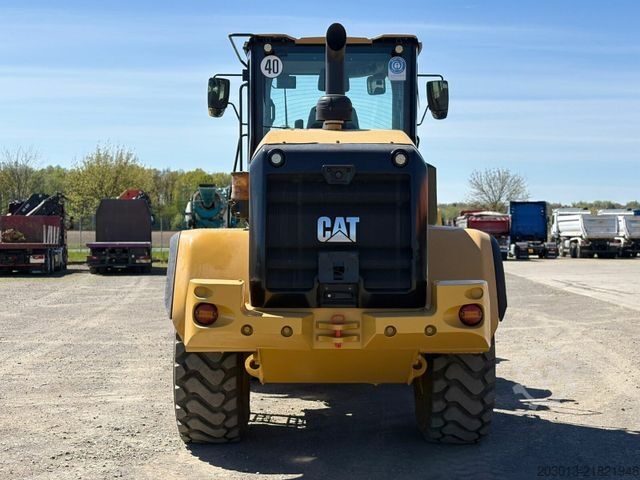 Riteņu iekrāvējs CATERPILLAR 930M Radlader mit Schaufel 2.090 BTH