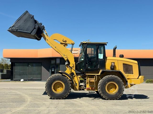 Riteņu iekrāvējs CATERPILLAR 930M Radlader mit Schaufel 2.090 BTH