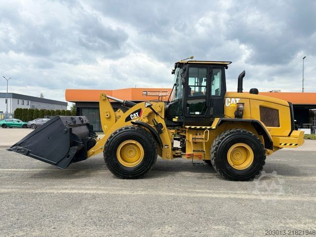 Riteņu iekrāvējs CATERPILLAR 930M Radlader mit Schaufel 2.090 BTH