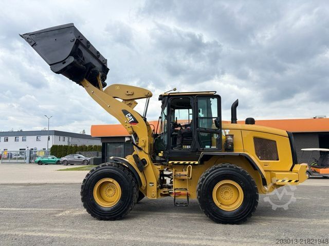 Riteņu iekrāvējs CATERPILLAR 930M Radlader mit Schaufel 2.090 BTH