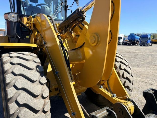 Riteņu iekrāvējs CATERPILLAR 930M Radlader mit Schaufel 2.090 BTH