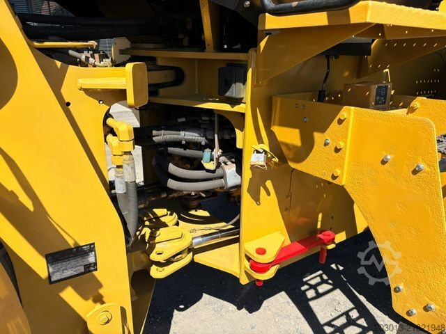 Riteņu iekrāvējs CATERPILLAR 930M Radlader mit Schaufel 2.090 BTH