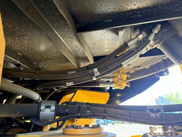 Riteņu iekrāvējs CATERPILLAR 930M Radlader mit Schaufel 2.090 BTH