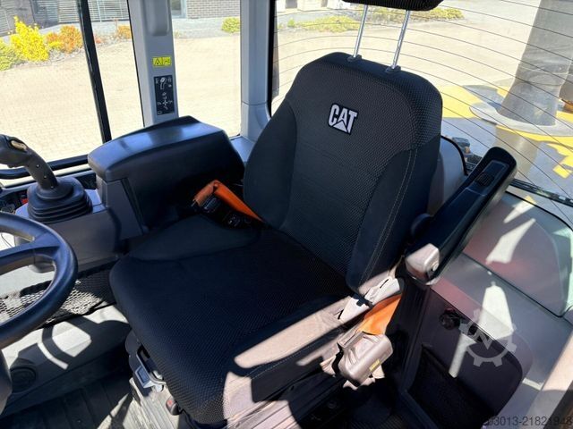 Riteņu iekrāvējs CATERPILLAR 930M Radlader mit Schaufel 2.090 BTH