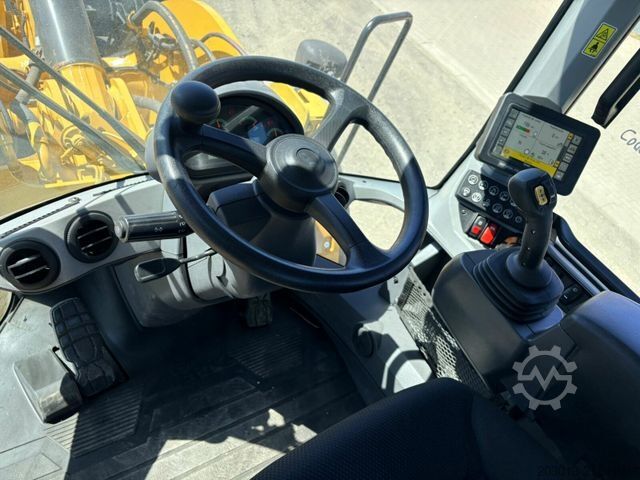 Riteņu iekrāvējs CATERPILLAR 930M Radlader mit Schaufel 2.090 BTH
