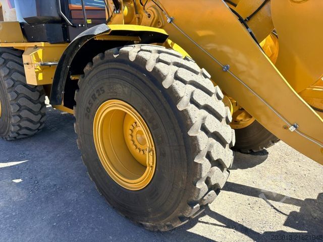Riteņu iekrāvējs CATERPILLAR 930M Radlader mit Schaufel 2.090 BTH
