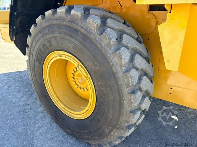 Riteņu iekrāvējs CATERPILLAR 930M Radlader mit Schaufel 2.090 BTH