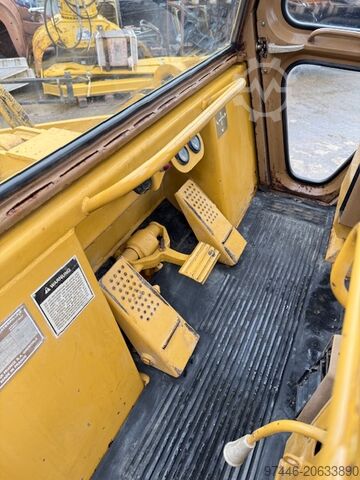 Пълзящ товарач Caterpillar 943