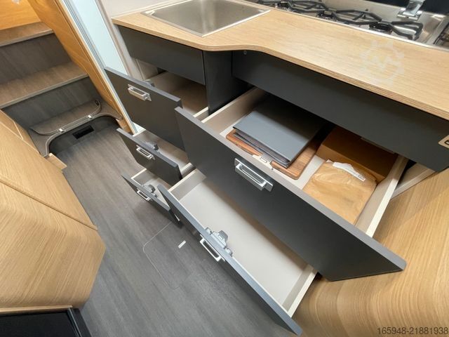 Daļēji integrēta kemperis ADRIA Matrix 60Y 670 SL JUBILEE *Sondermodell*