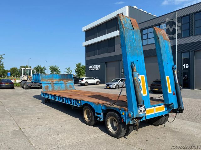 Semi low loader Fruehauf / Hydraulic Ramps / 32 Ton
