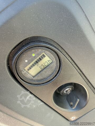 מלגזת הרמה ידנית Linde L 12