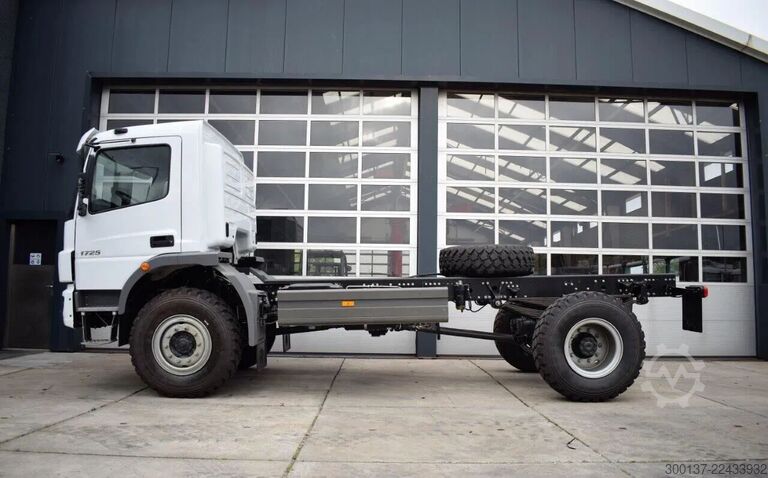 Khung xe có cabin lái Mercedes-Benz Atego 1725 4x4 Chassis Cabin (3 units)