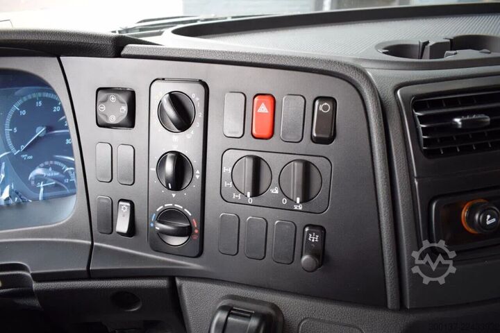 Khung xe có cabin lái Mercedes-Benz Atego 1725 4x4 Chassis Cabin (3 units)