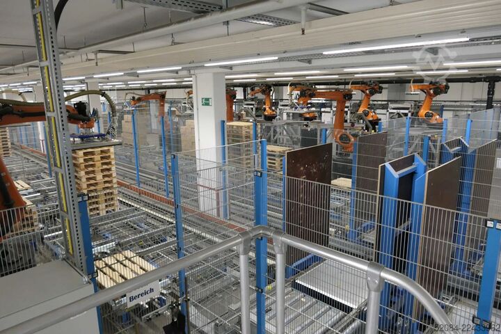 Paletizačná linka s robotmi KUKA KUKA Automatische Palettieranlage