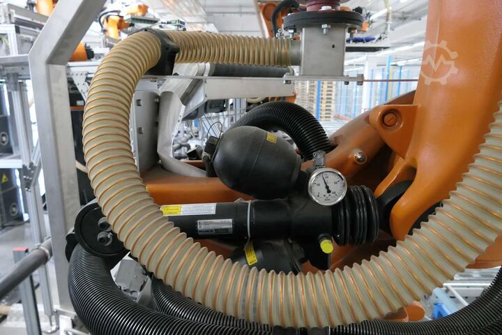 Paletizačná linka s robotmi KUKA KUKA Automatische Palettieranlage