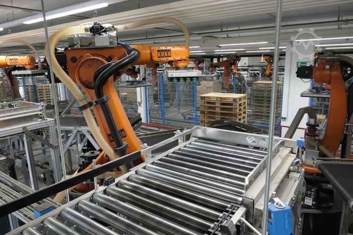 Paletizačná linka s robotmi KUKA KUKA Automatische Palettieranlage