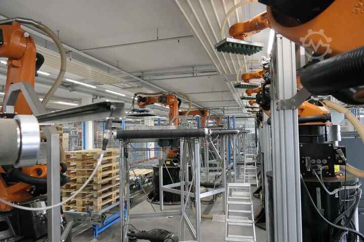 Paletizačná linka s robotmi KUKA KUKA Automatische Palettieranlage