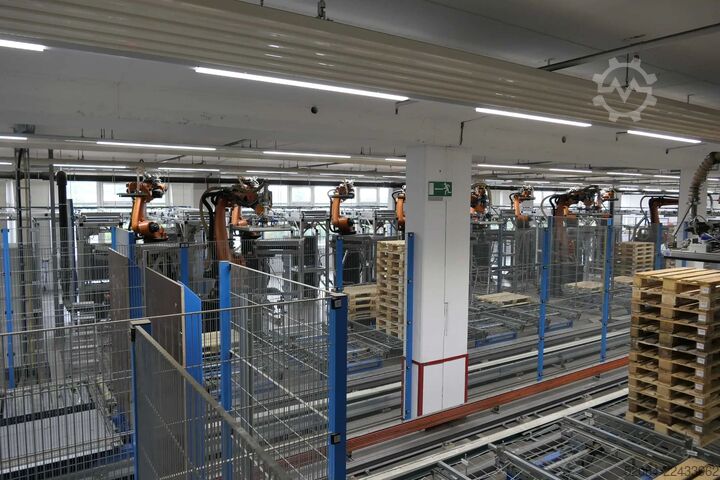 Paletizačná linka s robotmi KUKA KUKA Automatische Palettieranlage