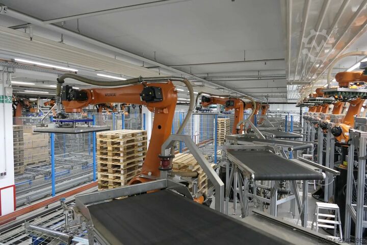 Paletizačná linka s robotmi KUKA KUKA Automatische Palettieranlage
