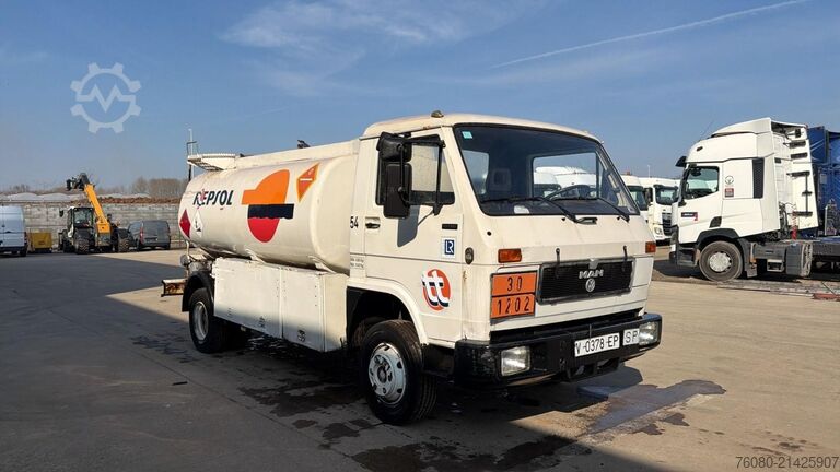 油罐车 MAN 10.153 (7410L / STEEL SUSP. / MANUAL PUMP / POM...