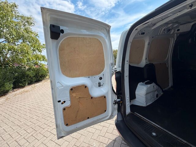 Slēgtais furgons FORD Transit Courier 1.5 TdCi L1H1 Klima Ahk Kamera