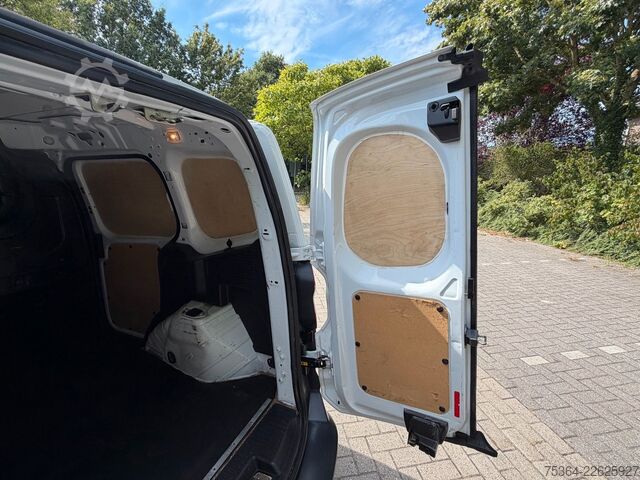 Slēgtais furgons FORD Transit Courier 1.5 TdCi L1H1 Klima Ahk Kamera