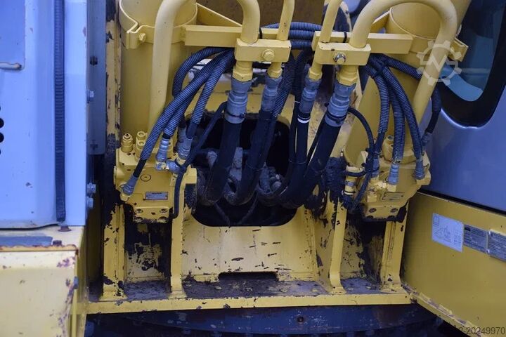 Pelle sur chenilles New Holland Kobelco E235B SR-LCT