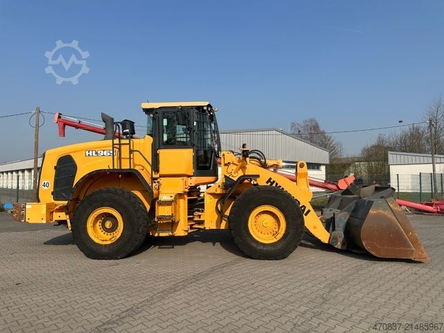 Máy xúc lật bánh lốp HYUNDAI HL 965