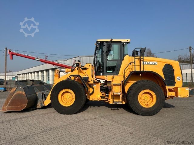 Máy xúc lật bánh lốp HYUNDAI HL 965