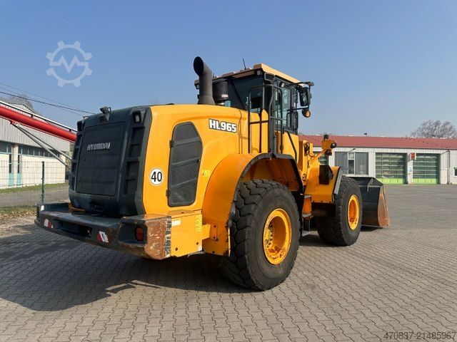 Máy xúc lật bánh lốp HYUNDAI HL 965