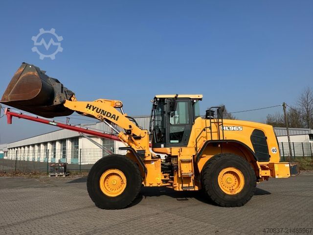Máy xúc lật bánh lốp HYUNDAI HL 965