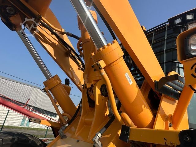 Máy xúc lật bánh lốp HYUNDAI HL 965