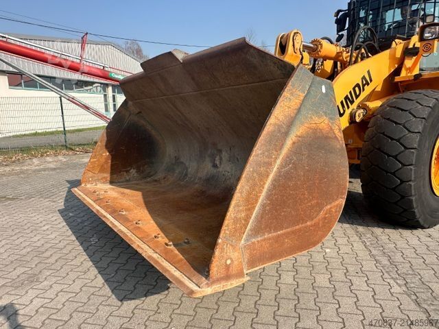 Máy xúc lật bánh lốp HYUNDAI HL 965