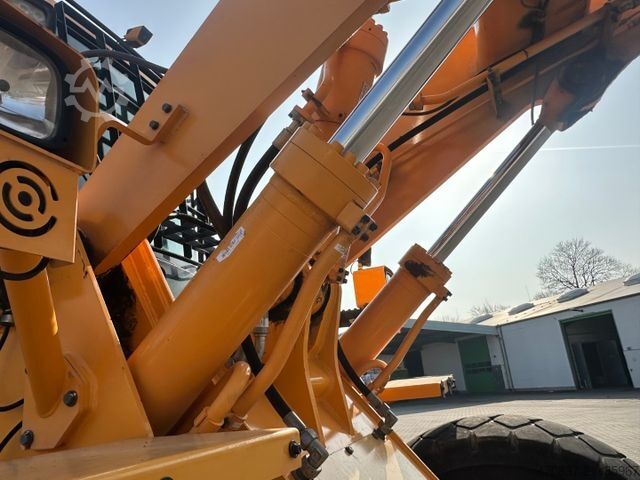 Máy xúc lật bánh lốp HYUNDAI HL 965