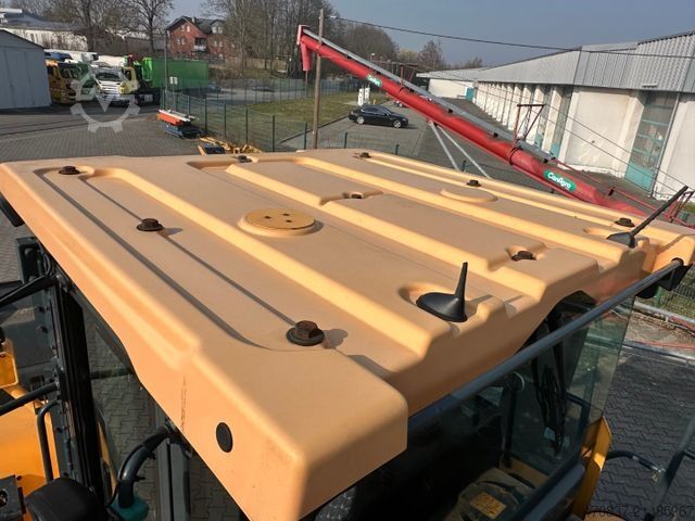 Máy xúc lật bánh lốp HYUNDAI HL 965