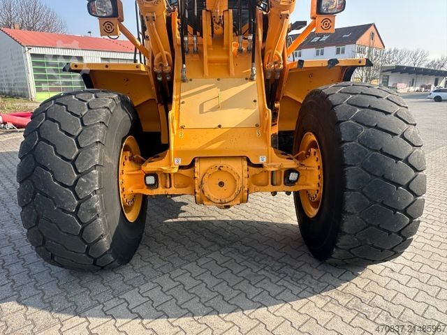 Máy xúc lật bánh lốp HYUNDAI HL 965