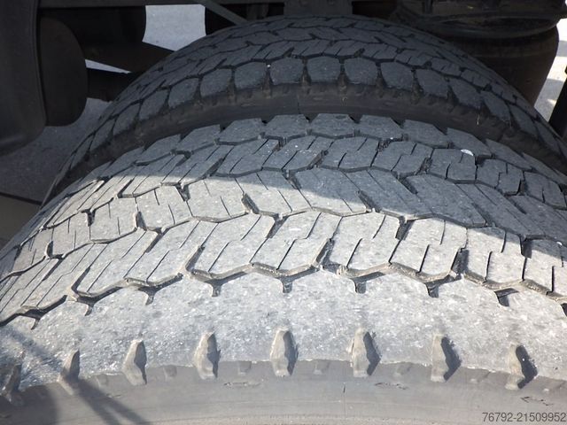 Samochód ciężarowy z plandeką typu platforma MERCEDES-BENZ 1327 L Atego 4 Pritsche 7,3m/LBW/AHK/Klima/55tkm