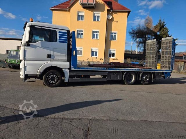 টাও ট্রাক MAN 26.400 TGX mit Baustoffplateau, geteilte Rampen