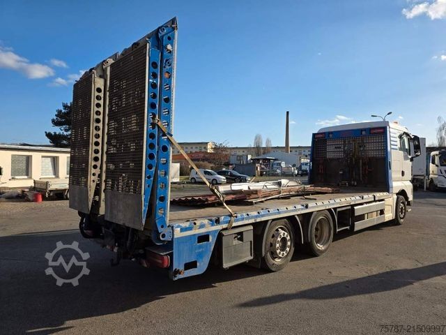 টাও ট্রাক MAN 26.400 TGX mit Baustoffplateau, geteilte Rampen