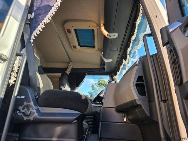 টাও ট্রাক MAN 26.400 TGX mit Baustoffplateau, geteilte Rampen