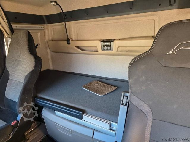 টাও ট্রাক MAN 26.400 TGX mit Baustoffplateau, geteilte Rampen