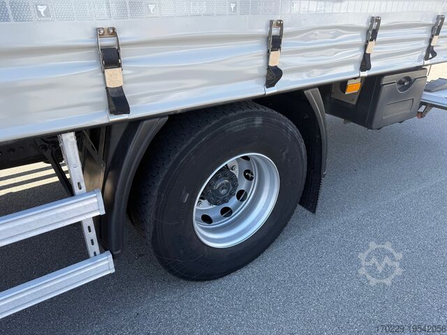 משאית עם משטח שטוח וברזנט Mercedes-Benz ACTROS 1827