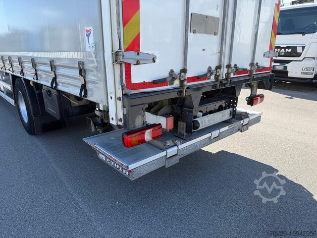 משאית עם משטח שטוח וברזנט Mercedes-Benz ACTROS 1827
