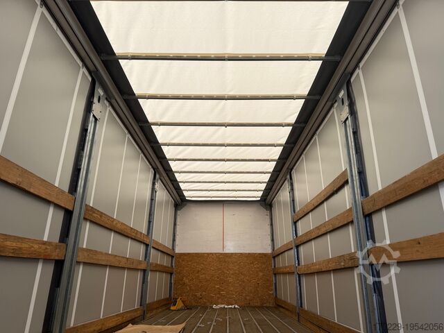 משאית עם משטח שטוח וברזנט Mercedes-Benz ACTROS 1827