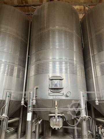 Herpasa 4x depósitos de fermentación y almacenamiento de 30 hl (2000) Herpasa Gär- und Lagerkeller