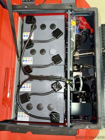 เครื่องกวาดพื้น เครื่องดูดฝุ่น Hako Sweepmaster / Jonas 980 E Generalüberholt - 6 Monate Garantie !
