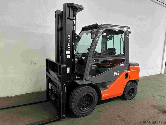 Forklift diesel Toyota 52-8FDF30 - TRIPLEX - NEUWERTIG - 75 Stunden !!!