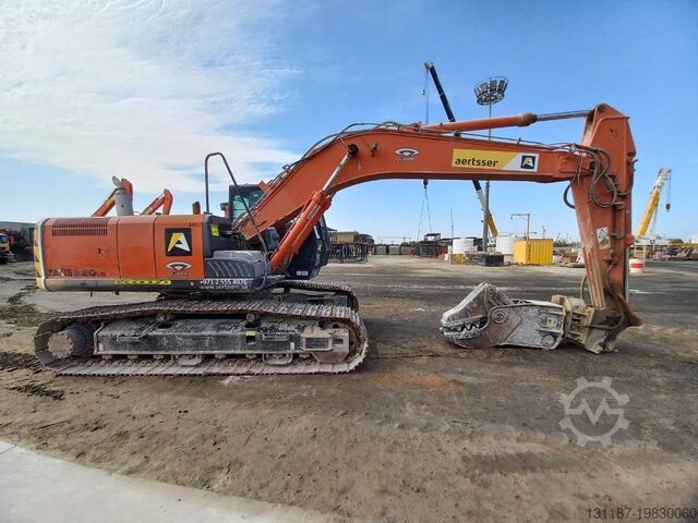 Máy xúc bánh xích Hitachi ZX220LC (Abu Dhabi)